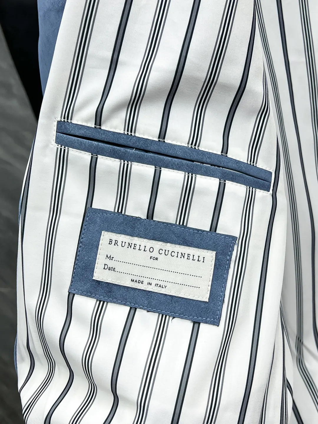 New Arrival is new! BC—Brunell cuci*lli Brunello Cucinelli suede jacket, rarely available through trading company channels, premium urban style lapel jacket for men. Platinum level tasting favorite! Characterized by hot elements and made of smooth and delicate suede, this is a graceful item with unparalleled temperament! When I encounter such an excellent product, I am willing to call it the strongest! The style of this jacket is very distinctive and unique, showing a fashionable atmosphere, emphasizing the soul texture of Classic, highlighting the beauty of luxury and fashion! This style really has a natural high-street beauty that meets all your dressing needs and allows you to look down on the whole world with fashion! The smooth and delicate suede fabric is stiff and comfortable, and the texture is soft. The simple lines and silhouette are easy to wear with a decent and elegant texture. The suede texture has a retro feel and a strong autumn and winter flavor. The rich but unobtrusive ease shows the affinity and high-end sense of the clothing! Heavy texture, full of exquisite details, loose and stylish, full of silhouette and layering. The shape is excellent and the upper body effect is unparalleled. It is destined to be an excellent styling item for the street, and it will turn heads in a big way! Size:S-2x L